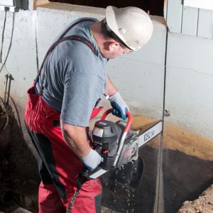 cutting concrete with hydraulic chainsaw