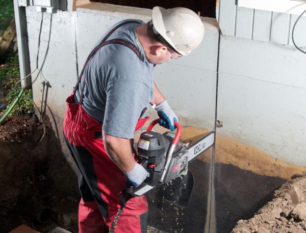cutting concrete with hydraulic chainsaw